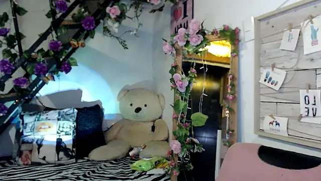 Snapshot of luna_sky83 chatting on 07-04-26, 05:57 luna sky83 online show from 07-04-26, 05:57