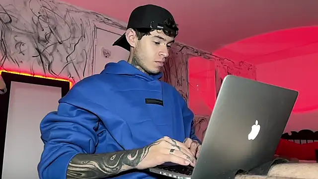 Snapshot of Saturno_v chatting on 01-29-25, 03:22 Saturno v online show from 01-29-25, 03:22