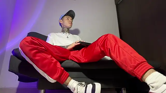 Snapshot of Saturno_v chatting on 03-12-25, 10:16 Saturno v online show from 03-12-25, 10:16