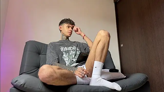 Snapshot of Saturno_v chatting on 03-17-25, 10:49 Saturno v online show from 03-17-25, 10:49