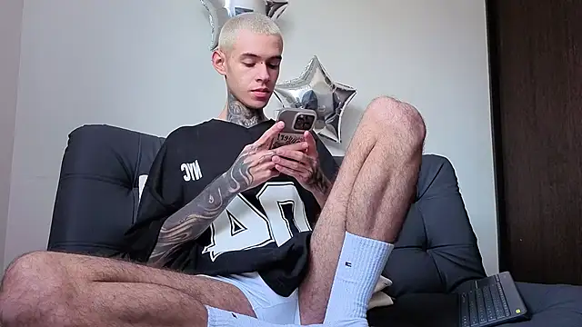 Snapshot of Saturno_v chatting on 09-27-25, 03:39 Saturno v online show from 09-27-25, 03:39