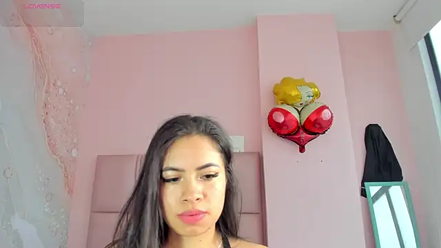 Snapshot of soyzarahtorres chatting on 10-31-25, 02:51 soyzarahtorres online show from 10-31-25, 02:51