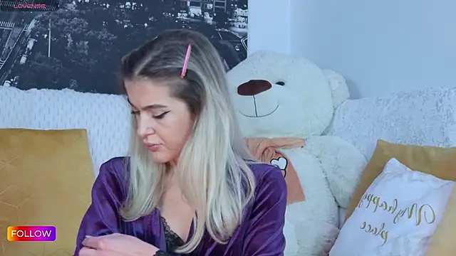 Sarah-Hart online show from 11-30-25, 03:38