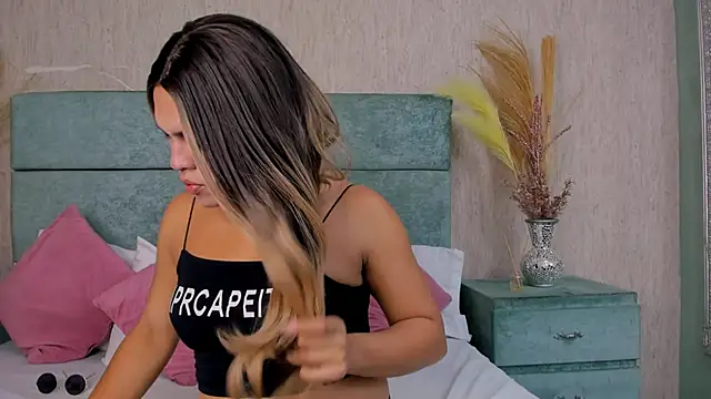 Snapshot of kimCosseyy chatting on 10-25-25, 01:40 kimCosseyy online show from 10-25-25, 01:40