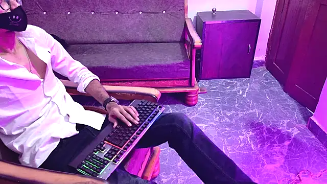 Snapshot of Habibi_big_b chatting on 10-23-25, 06:06 Habibi big b online show from 10-23-25, 06:06