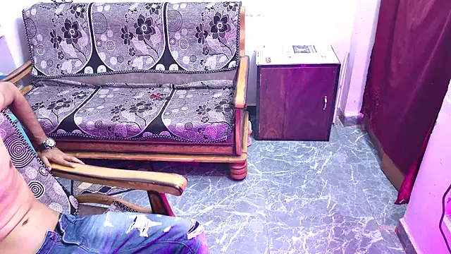 Snapshot of Habibi_big_b chatting on 10-24-25, 05:42 Habibi big b online show from 10-24-25, 05:42