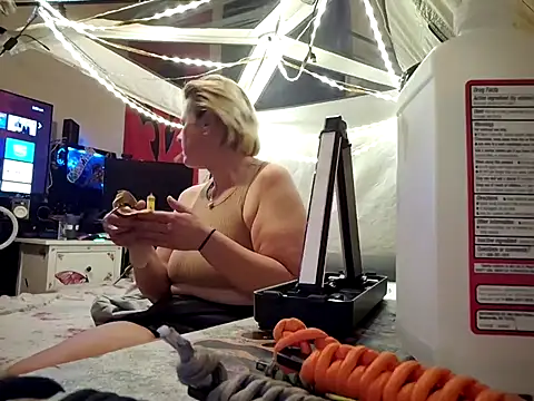 Snapshot of lit702 chatting on 10-16-25, 08:59 lit702 online show from 10-16-25, 08:59