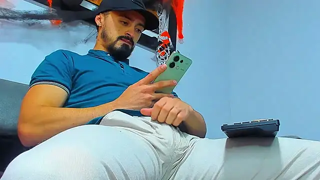 Snapshot of MAXIMUS_MASTE3 chatting on 10-11-25, 08:40 MAXIMUS MASTE3 online show from 10-11-25, 08:40