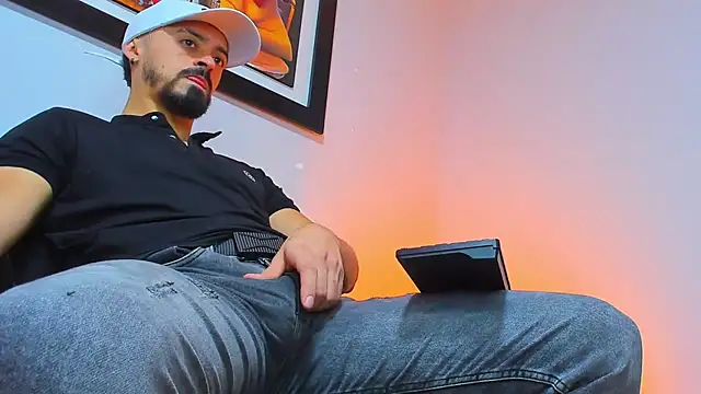 Snapshot of MAXIMUS_MASTE3 chatting on 10-17-25, 08:44 MAXIMUS MASTE3 online show from 10-17-25, 08:44