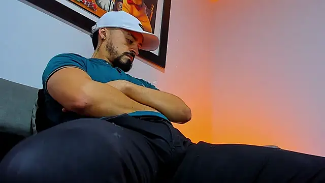 Snapshot of MAXIMUS_MASTE3 chatting on 10-26-25, 08:15 MAXIMUS MASTE3 online show from 10-26-25, 08:15