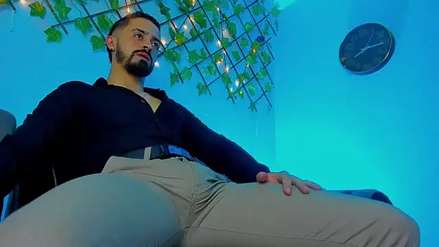 Snapshot of MAXIMUS_MASTE3 chatting on 12-17-25, 01:39 MAXIMUS MASTE3 online show from 12-17-25, 01:39