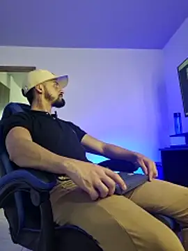 Snapshot of MAXIMUS_MASTE3 chatting on 02-04-26, 08:14 MAXIMUS MASTE3 online show from 02-04-26, 08:14