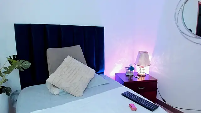 HollyHudsonn online show from 12-17-24, 12:00