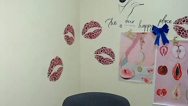 Snapshot of MademoiselleCl chatting on 12-22-24, 06:28 MademoiselleCl online show from 12-22-24, 06:28