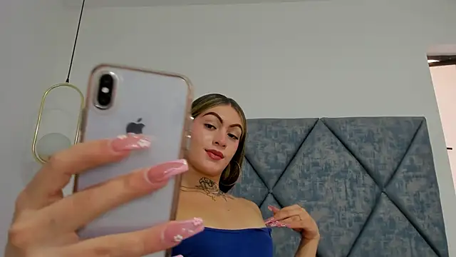 Snapshot of Lizz_Luna chatting on 01-22-25, 01:53 Lizz Luna online show from 01-22-25, 01:53