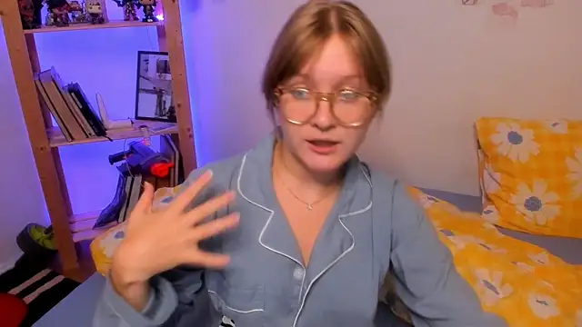 Snapshot of leazy_peazy chatting on 09-22-25, 08:00 leazy peazy online show from 09-22-25, 08:00