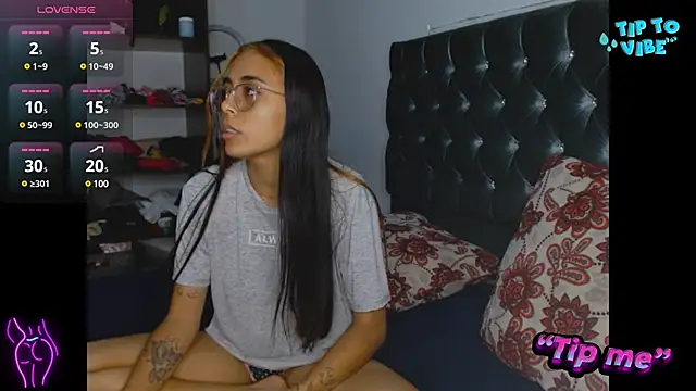 Snapshot of AntonellaAndNoah chatting on 02-06-25, 03:48 AntonellaAndNoah online show from 02-06-25, 03:48