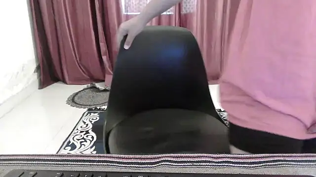 Snapshot of ANANYA-TIWARI chatting on 11-18-25, 05:34 ANANYA-TIWARI online show from 11-18-25, 05:34