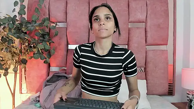 Snapshot of sophie_pariss chatting on 07-10-26, 02:27 sophie pariss online show from 07-10-26, 02:27