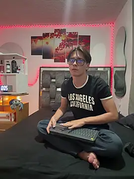 Alex and Fabian online show from 05-25-26, 04:51