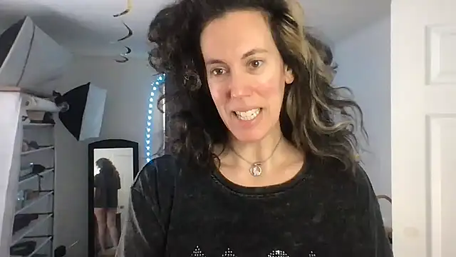 Snapshot of BonfireBonnie chatting on 01-14-25, 02:22 BonfireBonnie online show from 01-14-25, 02:22