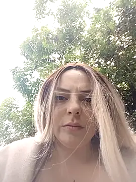 Snapshot of madelaine- chatting on 10-10-25, 07:35 madelaine- online show from 10-10-25, 07:35