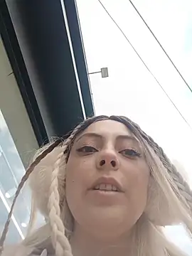 Snapshot of madelaine- chatting on 10-21-25, 08:09 madelaine- online show from 10-21-25, 08:09