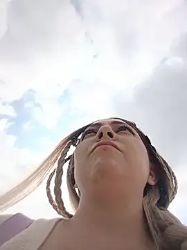 Snapshot of madelaine- chatting on 10-22-25, 07:46 madelaine- online show from 10-22-25, 07:46