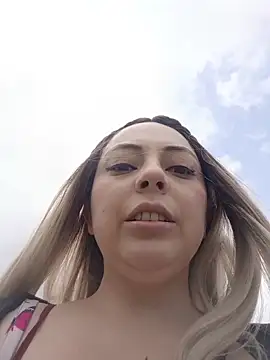 Snapshot of madelaine- chatting on 11-10-25, 07:24 madelaine- online show from 11-10-25, 07:24