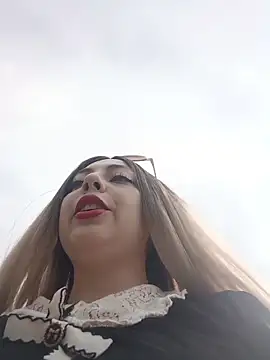 Snapshot of madelaine- chatting on 11-11-25, 07:47 madelaine- online show from 11-11-25, 07:47