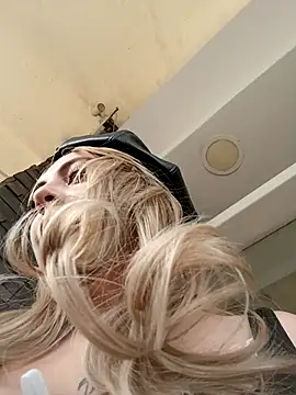 Snapshot of madelaine- chatting on 11-19-25, 08:09 madelaine- online show from 11-19-25, 08:09