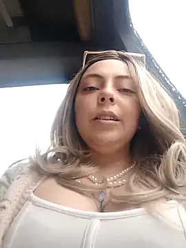 Snapshot of madelaine- chatting on 11-24-25, 07:02 madelaine- online show from 11-24-25, 07:02