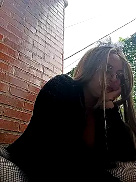 Snapshot of madelaine- chatting on 04-21-26, 08:55 madelaine- online show from 04-21-26, 08:55