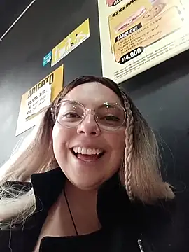 Snapshot of madelaine- chatting on 05-04-26, 06:59 madelaine- online show from 05-04-26, 06:59