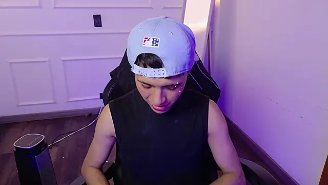 Snapshot of Justyn_Ross chatting on 10-06-25, 08:01 Justyn Ross online show from 10-06-25, 08:01