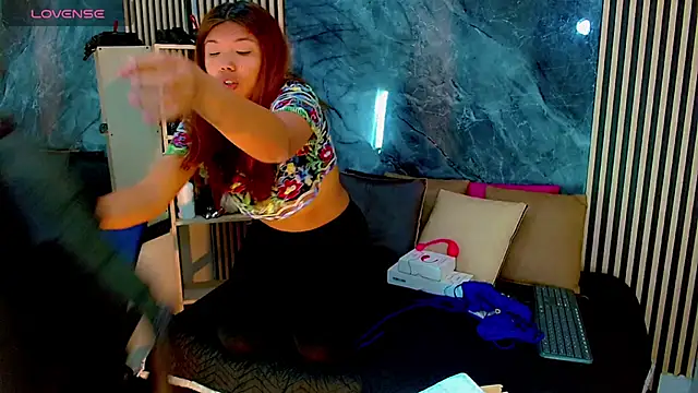 Isalombardi online show from 11-12-25, 02:45