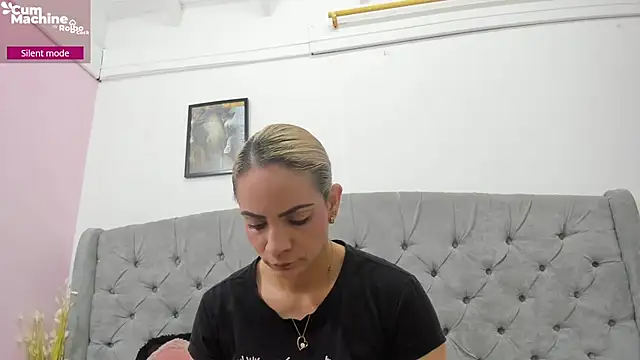 Snapshot of Valesskahall chatting on 10-08-25, 12:03 Valesskahall online show from 10-08-25, 12:03