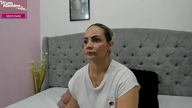 Snapshot of Valesskahall chatting on 10-16-25, 12:17 Valesskahall online show from 10-16-25, 12:17