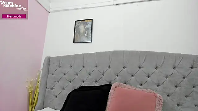 Snapshot of Valesskahall chatting on 10-30-25, 12:17 Valesskahall online show from 10-30-25, 12:17