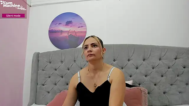 Snapshot of Valesskahall chatting on 11-17-25, 12:11 Valesskahall online show from 11-17-25, 12:11