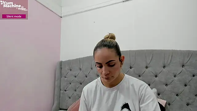 Snapshot of Valesskahall chatting on 11-30-25, 12:09 Valesskahall online show from 11-30-25, 12:09