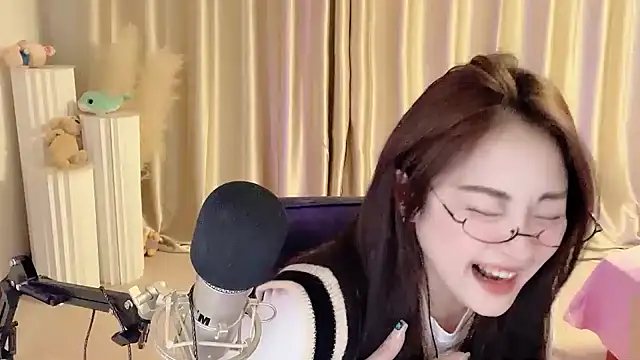 Daisy-77 online show from 02-28-25, 08:39