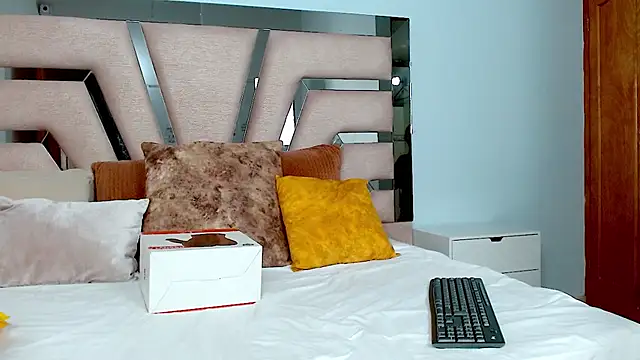 Snapshot of cintia_hills chatting on 01-15-25, 04:04 cintia hills online show from 01-15-25, 04:04