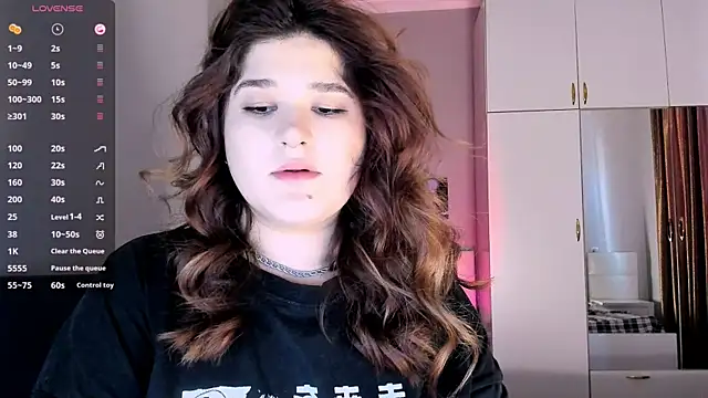 Snapshot of July_Slowdive chatting on 02-01-25, 12:05 July Slowdive online show from 02-01-25, 12:05