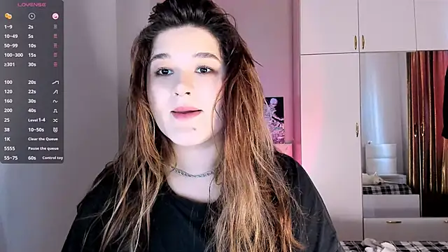 Snapshot of July_Slowdive chatting on 02-02-25, 11:30 July Slowdive online show from 02-02-25, 11:30