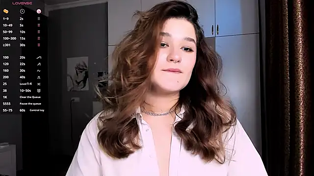 Snapshot of July_Slowdive chatting on 03-13-25, 02:12 July Slowdive online show from 03-13-25, 02:12