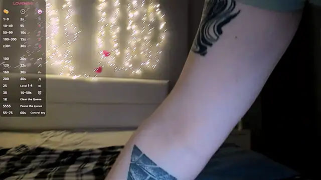 Snapshot of July_Slowdive chatting on 03-19-25, 01:40 July Slowdive online show from 03-19-25, 01:40