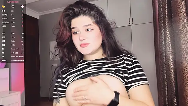 Snapshot of July_Slowdive chatting on 10-29-25, 06:26 July Slowdive online show from 10-29-25, 06:26