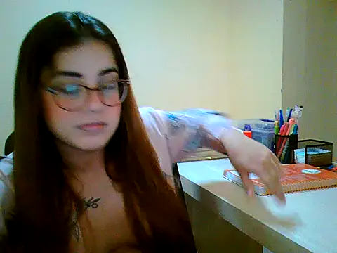 Snapshot of maliamiller chatting on 10-17-25, 06:32 maliamiller online show from 10-17-25, 06:32