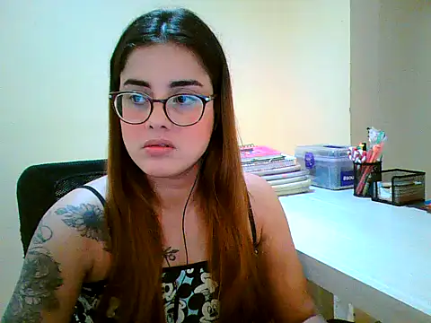 Snapshot of maliamiller chatting on 10-23-25, 08:57 maliamiller online show from 10-23-25, 08:57